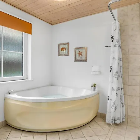 4 Bedroom Awesome In *