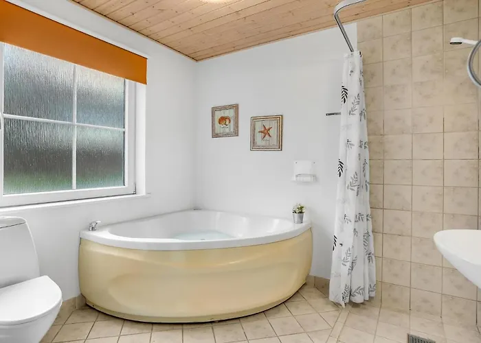 4 Bedroom Awesome In *